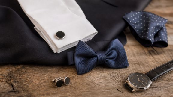 Tendances accessoires pour hommes : nœuds papillon, boutons de manchette et autres détails chics