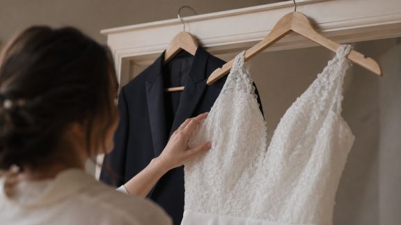 Conseils pour bien entretenir sa robe ou son costume après le jour J