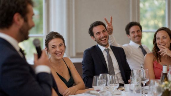 Les tendances de l’humour dans les cérémonies : discours, animations et clins d’œil originaux