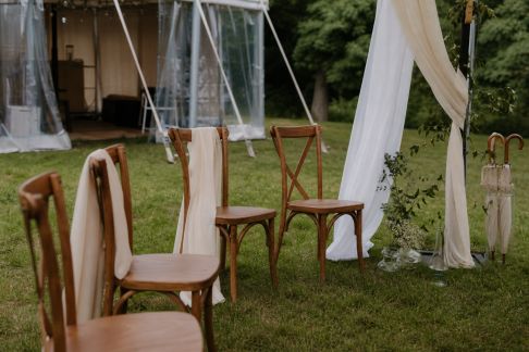 Mariage en extérieur : comment décorer en cas de météo incertaine