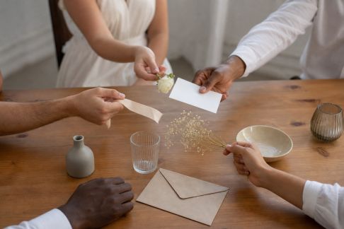 Économiser en groupe : mutualiser achats et prestations entre futurs mariés