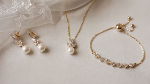 Le choix des bijoux pour sublimer une tenue de mariage