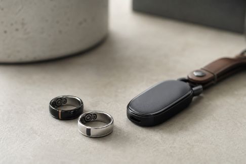 Accessoires connectés : alliances intelligentes et objets personnalisés high-tech