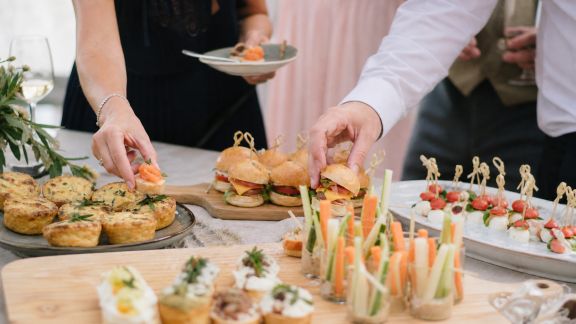 Finger food et mini-portions : la tendance conviviale pour les mariages modernes