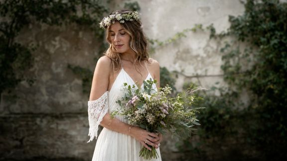 Inspiration bohème : comment réussir un look de mariage naturel et chic