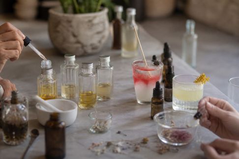 L’essor des bars à expériences : mixologie, parfums et ateliers participatifs