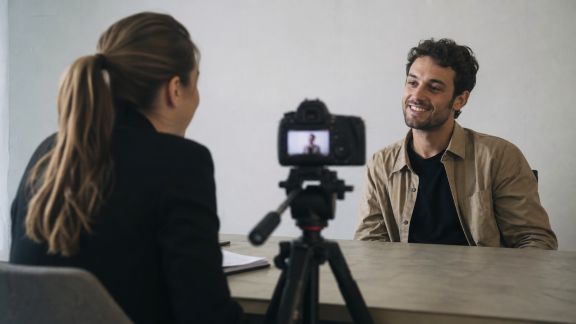 Interviewer les invités en vidéo : souvenirs authentiques et conseils pratiques