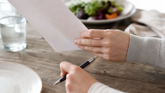 Trucs et astuces pour bien lire un devis traiteur avant de s’engager