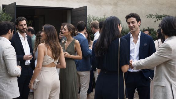 Tenues pour invités : respecter le dress code sans en faire trop