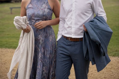 Mariage en extérieur : adapter sa tenue aux caprices de la météo